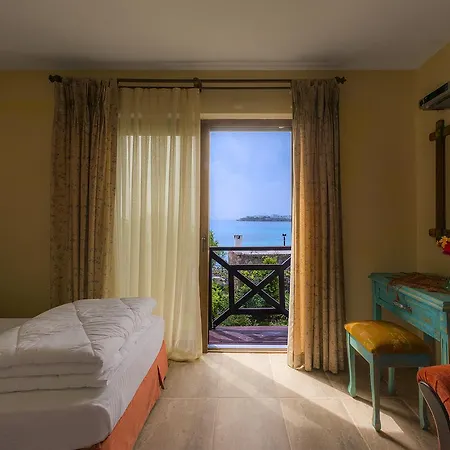 Castelino Akyarlar Otel 2*